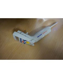 Eppendorf Research Pro Electronic single channel Pipette 100 ul ju battery
